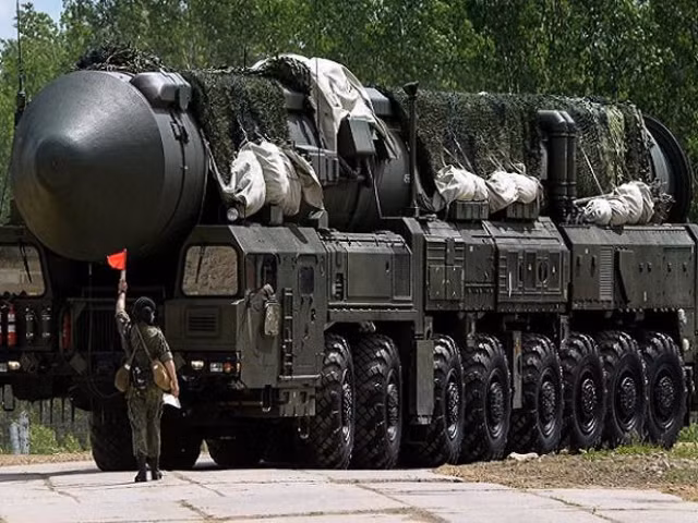 Đang có xu hướng tin rằng một chiếc xe đầu kéo KamAZ mạnh mẽ, hoặc một chiếc ô tô từ Nhà máy Bryansk sẽ trở thành nền tảng mang vác đầy hứa hẹn cho vũ khí mới, bởi vì kích thước của Kedr khó có thể khác Topol-M hay Yars.