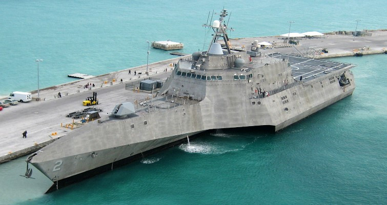 Điểm bất ngờ là trong số hai gương mặt sắp bị loại biên, có tàu USS Independence - loại tàu chiến đấu ven bờ ba thân mới được Mỹ đưa vào sử dụng từ năm 2010.