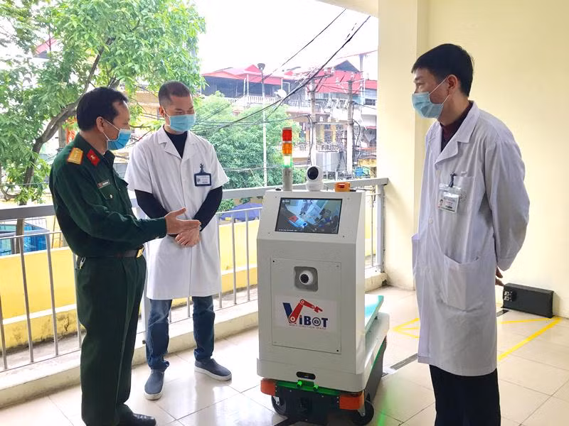 Dung robot thay nguoi cham soc benh nhan COVID-19 cach ly