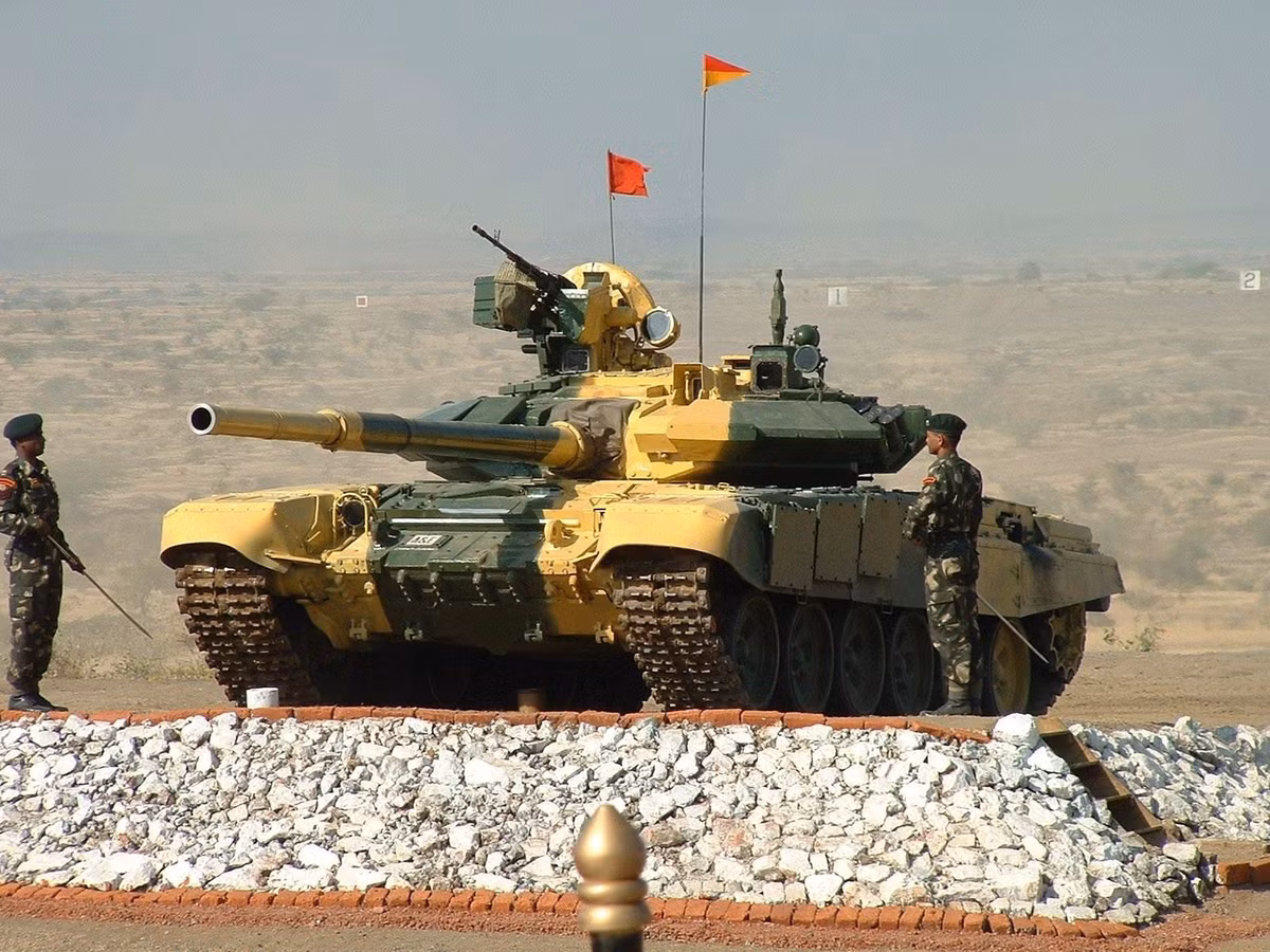 New Delhi tự tin chiếc T-90 S Bhisma đã trải qua một loạt thử nghiệm khắc nghiệt về hiệu quả bảo vệ, chúng có thể duy trì hoạt động ngay cả sau khi trúng đạn 120 mm từ pháo M256 đặc trưng của xe tăng M1 Abrams.