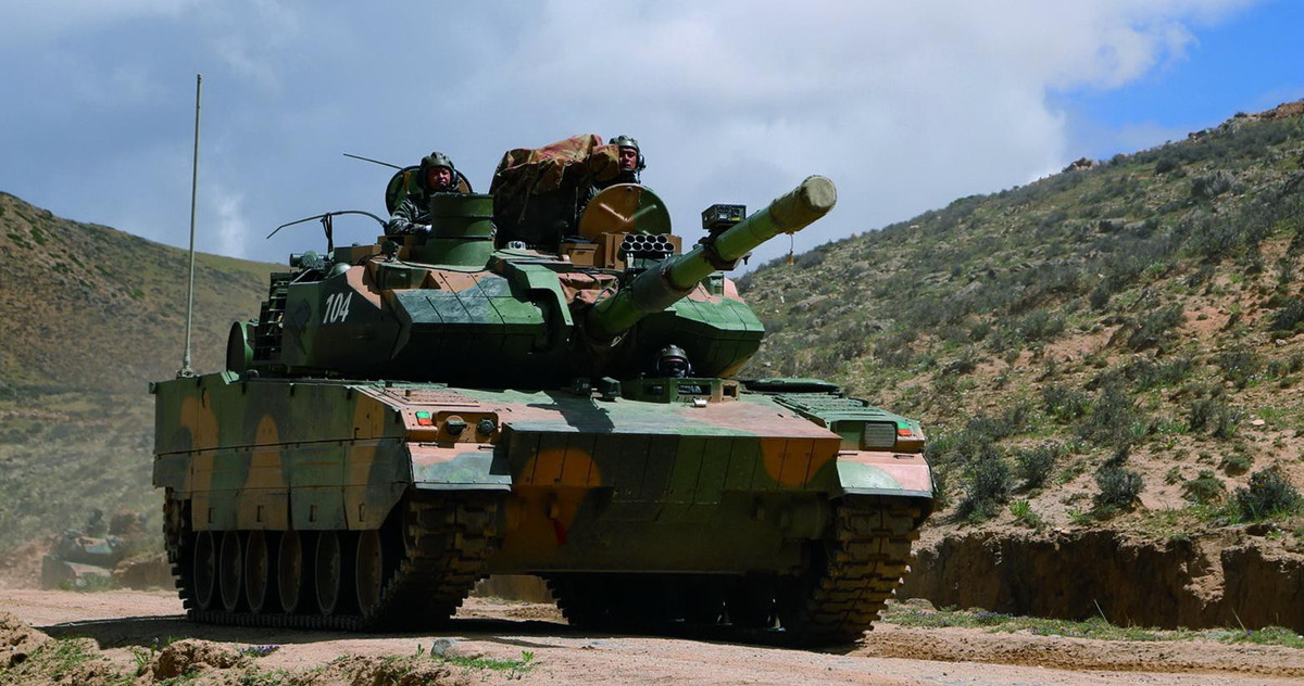 Điều này diễn ra gần như đồng thời với việc triển khai xe tăng T-90S Bhisma của Ấn Độ tới khu vực miền núi, do những chiến xa gốc Nga này được đánh giá hoạt động tốt trong điều kiện cao nguyên thời tiết lạnh.