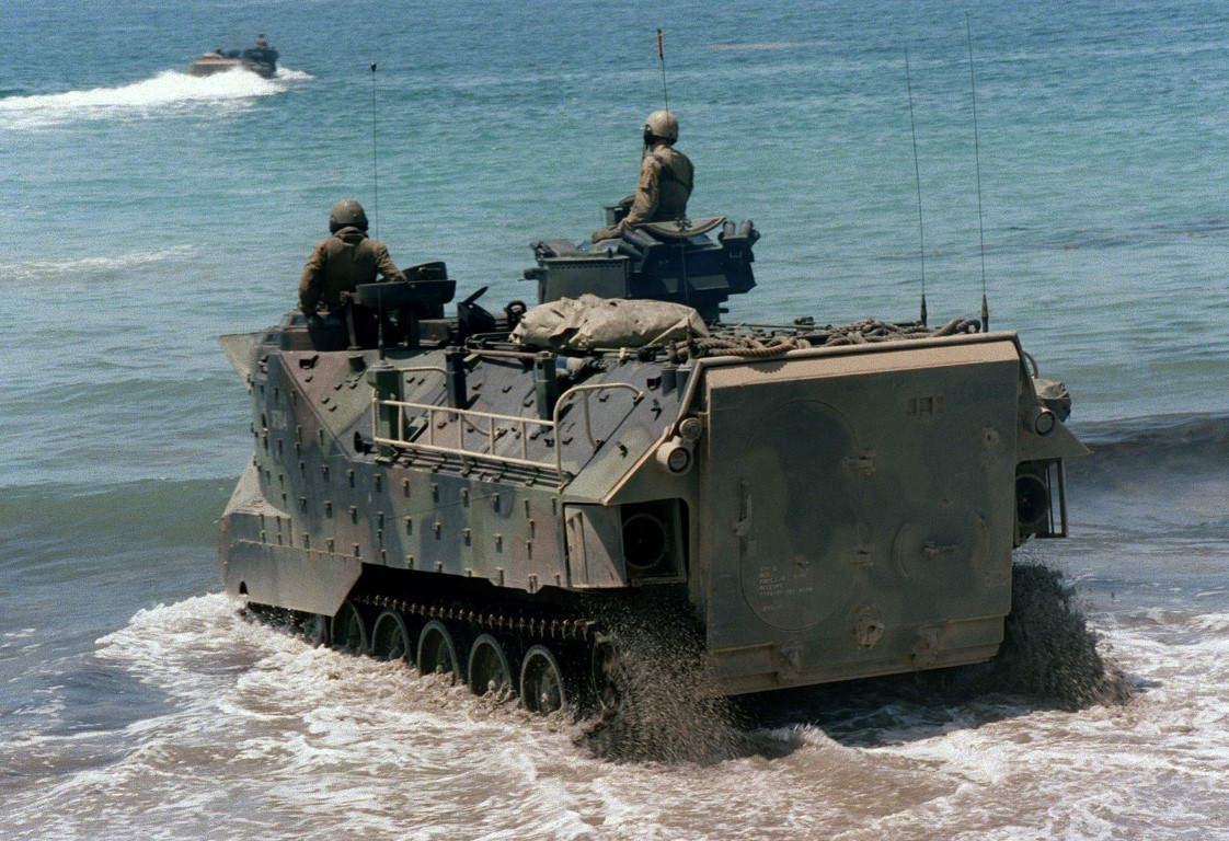 Cụ thể, những người lính tham gia huấn luyện đã không được mang đầy đủ trang bị bảo hộ an toàn, thậm chí khi chiếc AAV-7A1 bị chìm, nhiều nhân chứng còn cho biết binh lính mắc kẹt trong xe, đã sử dụng đèn pin từ điện thoại di động để thoát ra, họ không mang theo đèn pin chuyên dụng.