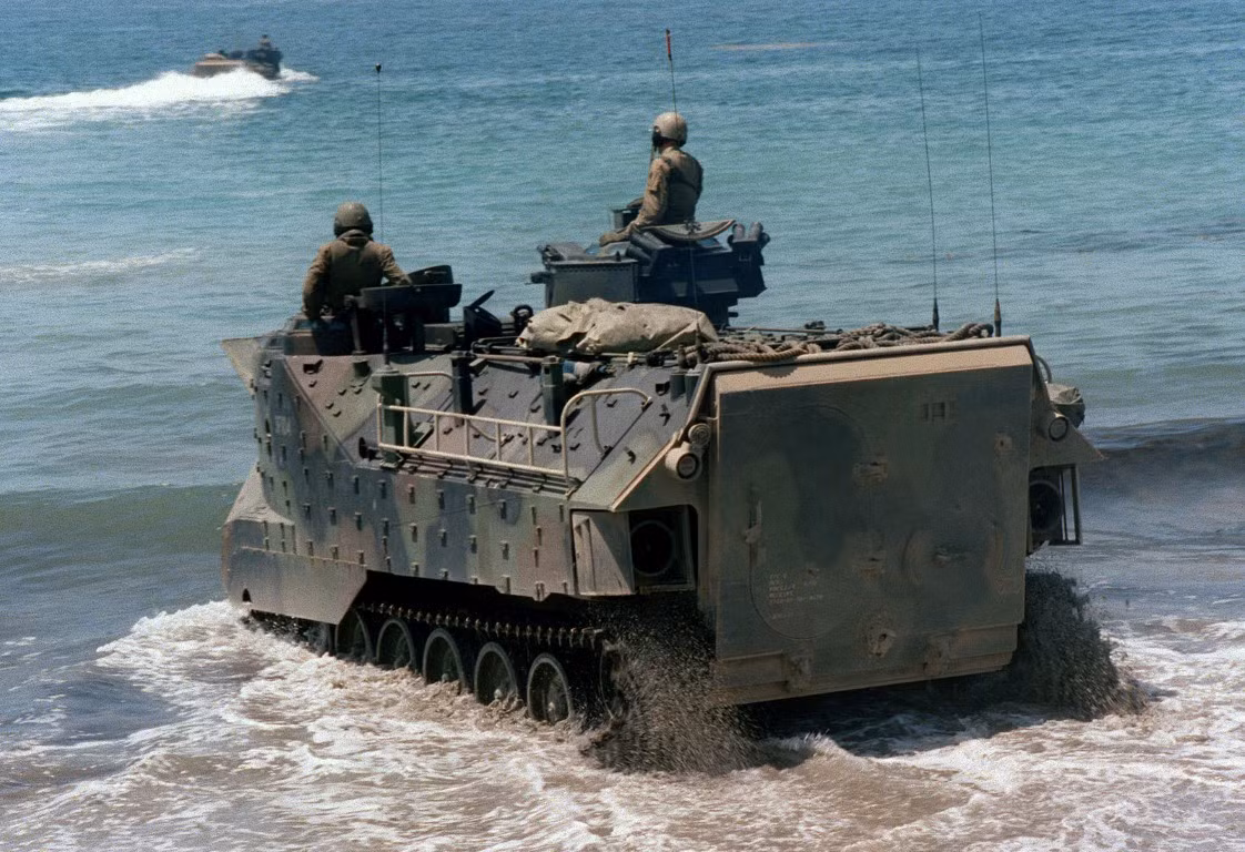 Cụ thể, những người lính tham gia huấn luyện đã không được mang đầy đủ trang bị bảo hộ an toàn, thậm chí khi chiếc AAV-7A1 bị chìm, nhiều nhân chứng còn cho biết binh lính mắc kẹt trong xe, đã sử dụng đèn pin từ điện thoại di động để thoát ra, họ không mang theo đèn pin chuyên dụng.