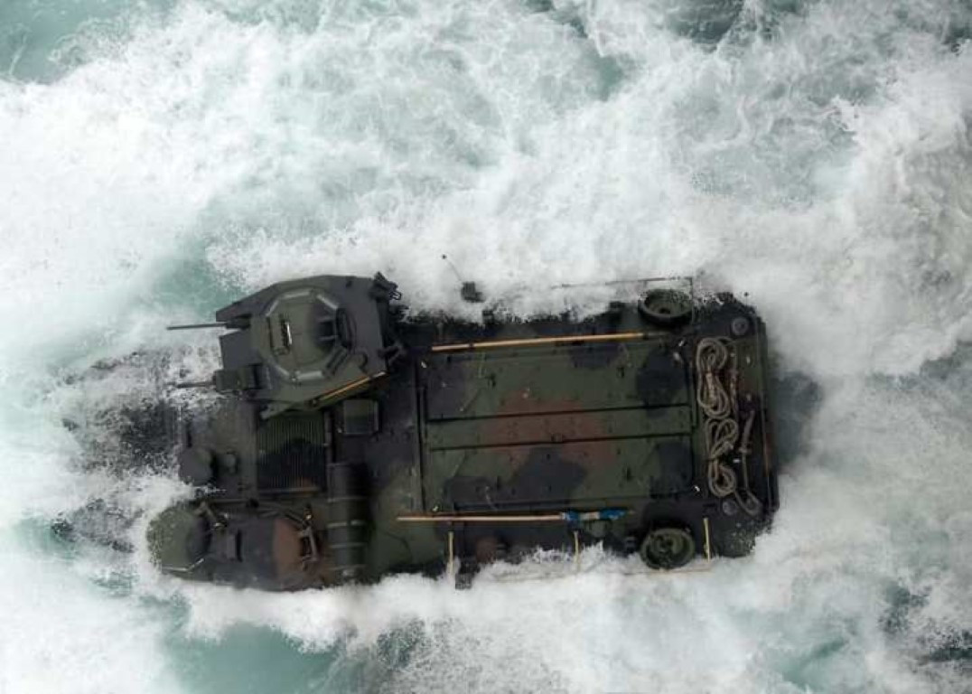 Loại thiết giáp này được thủy quân lục chiến sử dụng thay cho tàu đổ bộ há mồm, với ưu điểm được bọc thép kín hoàn toàn, vừa có khả năng lội nước tốt, vừa có bánh xích để vượt vật cản trên bộ, cho phép đưa lính đổ bộ tới vị trí an toàn.