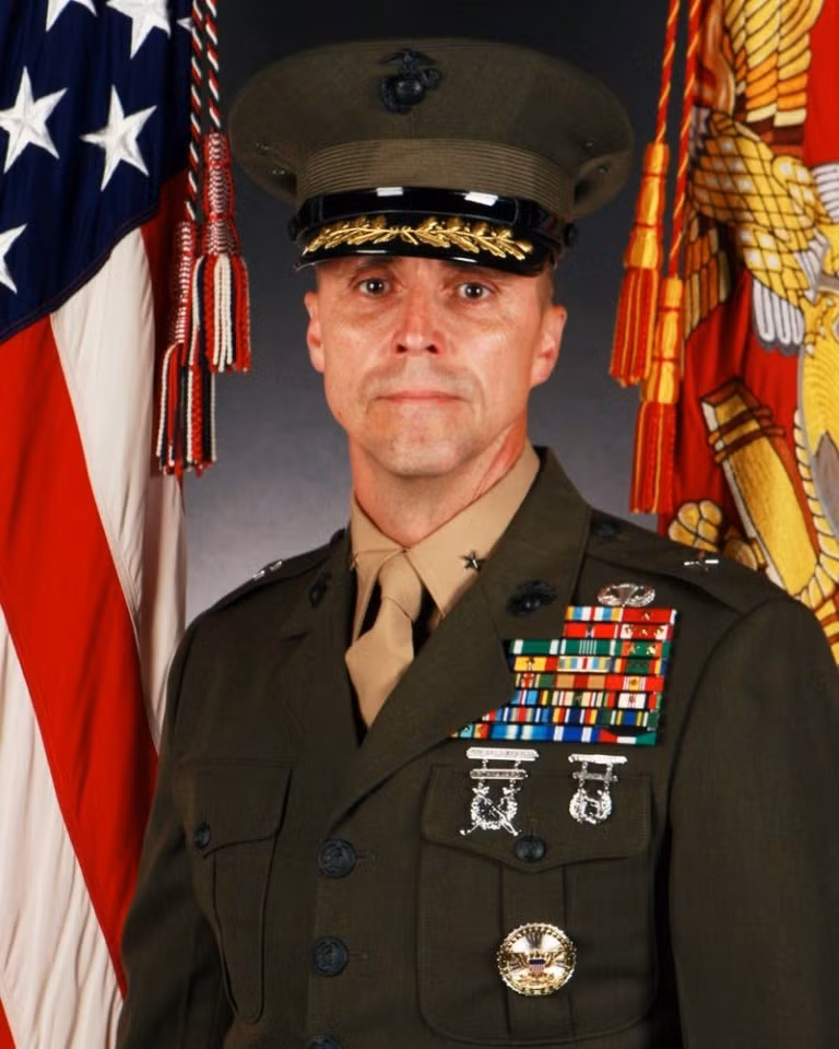 Tướng hai sao Robert Castellvi, nguyên sĩ quan chỉ huy của Sư đoàn Thủy quân Lục chiến số 1, đã bị đình chỉ hồi tháng trước khỏi chức vụ sĩ quan thanh tra của lực lượng Thủy quân Lục chiến, sau vụ tai nạn chìm thiết giáp lưỡng cư AAV-7 khiến 9 lính Mỹ thiệt mạng.