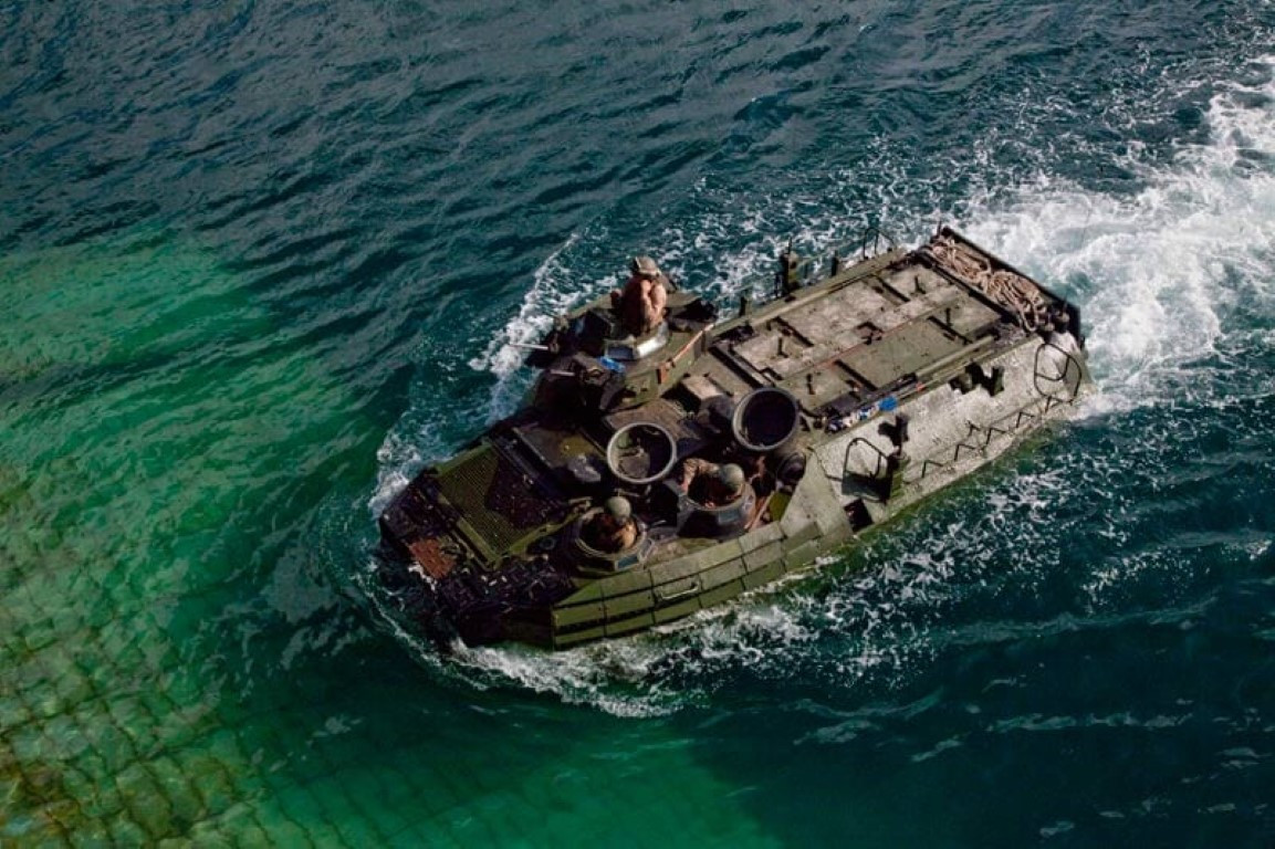 Khi xảy ra vụ việc, có tổng cộng 12 lính Thủy quân Lục chiến cùng một sĩ quan Hải quân trên chiếc thiết giáp lưỡng cư này, chỉ vài người trong số họ may mắn thoát được ra ngoài.