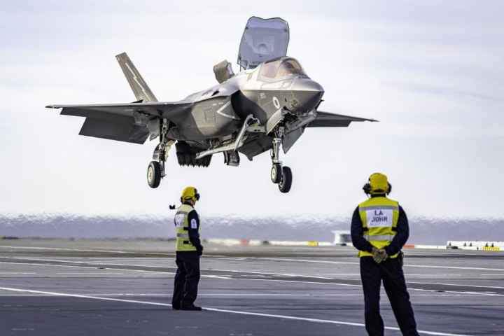 Nguồn tin giấu tên cho biết, phi công khi đó đã phát hiện tình huống trục trặc nhưng không kịp dừng máy bay trên đường băng và buộc lòng phải kích hoạt ghế phóng, chấp nhận để tiêm kích F-35B rơi xuống biển.