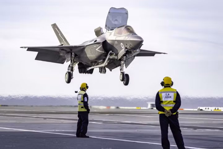 Nguồn tin giấu tên cho biết, phi công khi đó đã phát hiện tình huống trục trặc nhưng không kịp dừng máy bay trên đường băng và buộc lòng phải kích hoạt ghế phóng, chấp nhận để tiêm kích F-35B rơi xuống biển.
