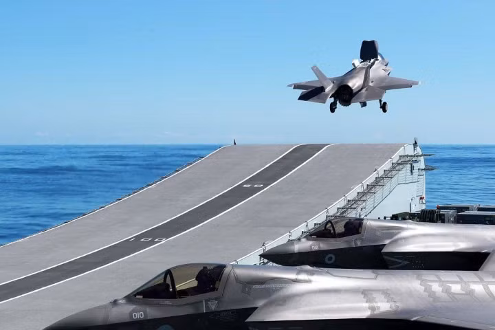 Cần nhắc lại, vào khoảng 10 giờ sáng ngày 17/11, một chiếc tiêm kích F-35B của Hải quân Hoàng gia Anh cất cánh thực hiện chuyến bay thường lệ. Tuy nhiên chỉ vài phút sau, máy bay đã lao xuống biển Địa Trung Hải. May mắn cho viên phi công là anh ta đã an toàn.