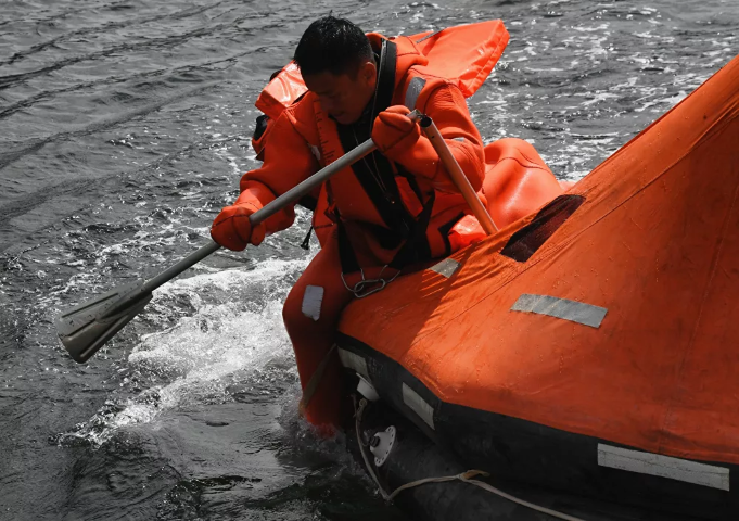 Thủy thủ Việt Nam chèo bè cứu sinh trong nội dung thi đấu Sử dụng thiết bị cứu nạn.