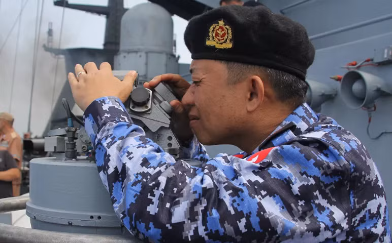 Trong môn thi này, các thành viên tham gia thi đấu sẽ đua tài tốc độ khi chèo bè cứu sinh và sơ tán khẩn cấp khỏi tàu.