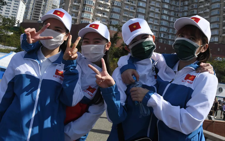 Nhóm tình nguyện viên bao gồm các du học sinh Việt Nam tại Nga, tham gia Army Games 2021 với vai trò hỗ trợ và phiên dịch.