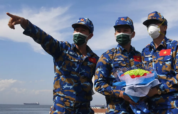 Truyền thông Nga cho biết, phần thi đầu tiên mang tên Kỹ năng sống sót của tàu, được tổ chức tại khu liên hợp huấn luyện ven biển của Hải quân Nga.