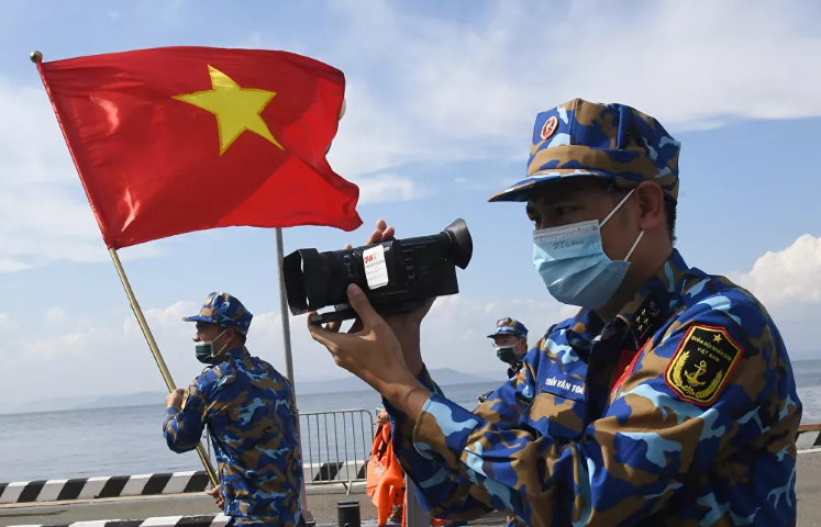 Tờ Sputnik của Nga cho biết, quá trình thi đấu đã diễn ra hết sức gay cấn, các thủy thủ của Hạm đội Thái Bình Dương Nga và Hải quân Việt Nam đã thể hiện ngang sức, ngang tài.