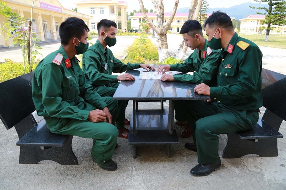 Phút nghỉ ngơi của các chiến sĩ tân binh trong ngày đầu về đơn vị.