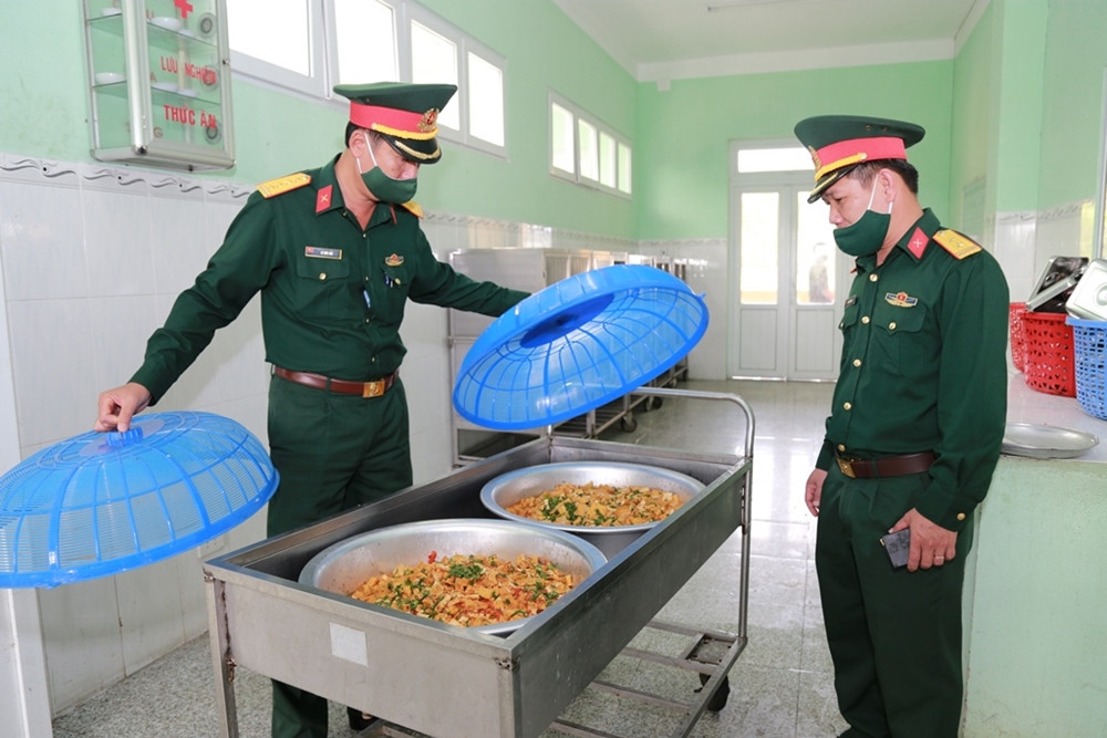 Chỉ huy đơn vị kiểm tra công tác bảo đảm hậu cần phục vụ tân binh.