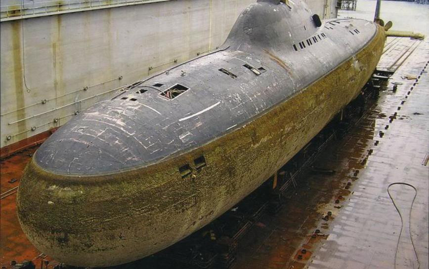 Về thiết kế, tàu ngầm nguyên tử Alfa có kích thức tương đối khiêm tốn với chiều dài 81,4 m, rộng 9,5 m và cao 6,9 -7,6 m, lượng giãn nước khi nổi là 2.300 tấn, khi chìm là 3.200 tấn.