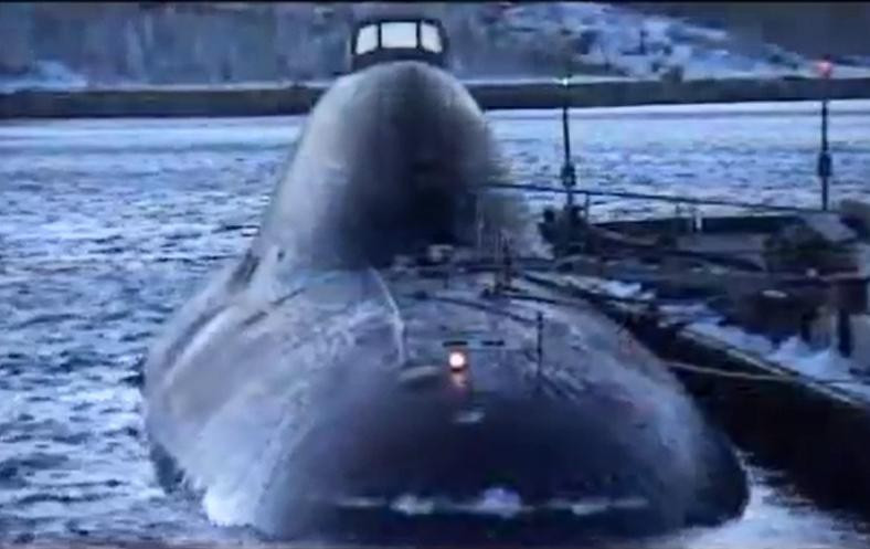 Nhờ thiết kế tự động hóa tối ưu nên thủy thủ đoàn rút xuống đáng kể chỉ còn 31 người. Được thiết kế dựa trên yêu cầu về một loại tàu ngầm chạy nhanh, lặn sâu để có thể tung ra các đòn tấn công bất ngờ và rút lui cực mau, vì thế tàu cần có một thiết kế thân độc đáo, lò phản ứng thế hệ mới, cùng nhiều đột phá về vật liệu chế tạo và công nghệ.