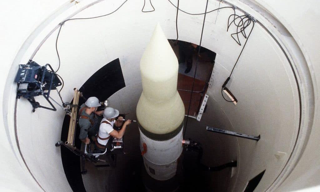 Tên lửa Minuteman III có 3 tầng sử dụng nhiên liệu rắn, có trọng lượng 35,3 tấn, chiều dài 18,26m, đường kính thân 1,67m.
