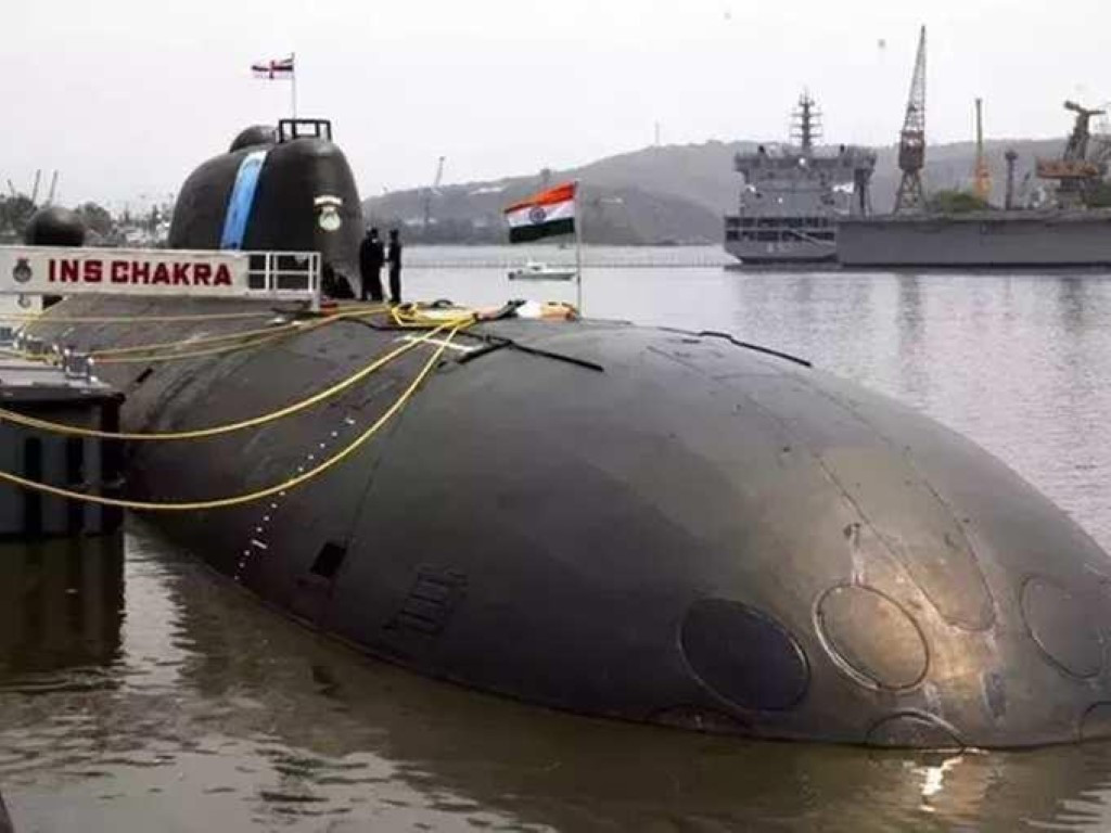 Chiếc chiến hạm nói trên sau đó được giao đến cảng Visakhapatnam. Hợp đồng cho thuê có thời hạn 10 năm và ước tính từ các phương tiện truyền thông, giá trị thương vụ vào khoảng 900 triệu USD.