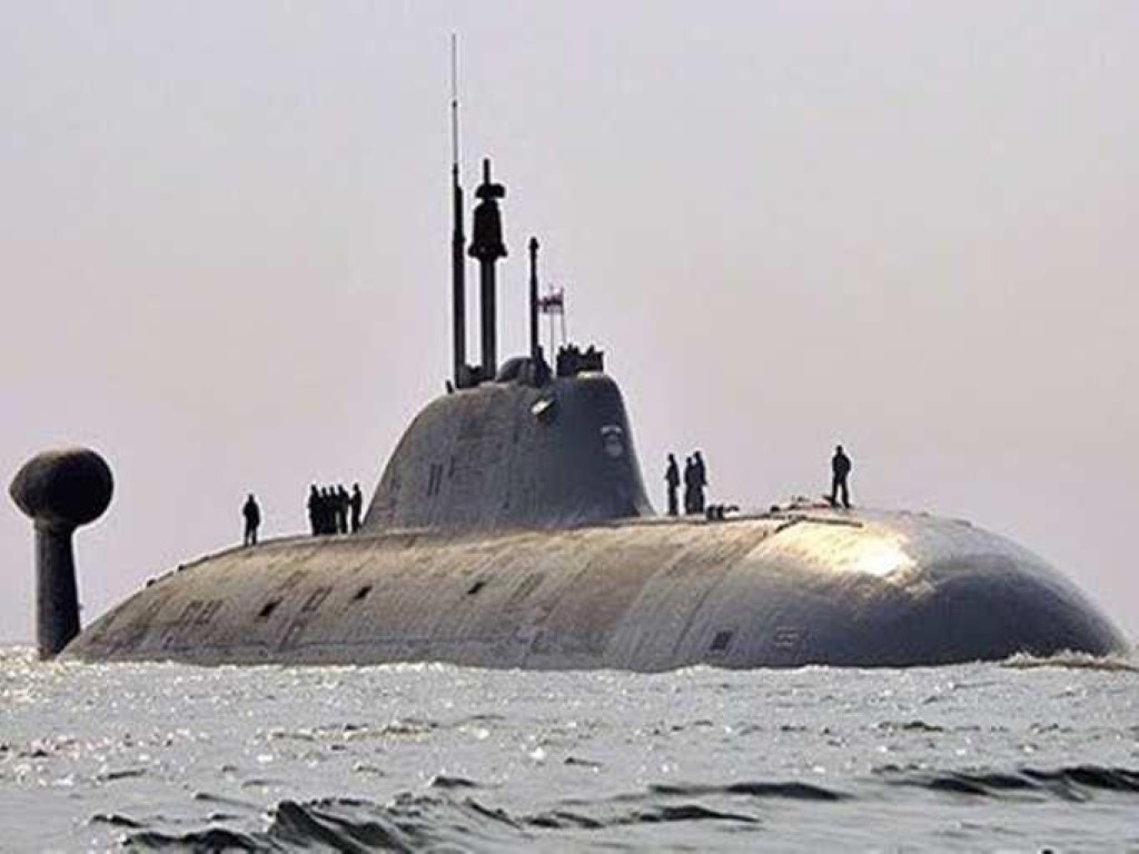 Trước đó vào năm 1988, Ấn Độ nhận từ Liên Xô chiếc K-43 Chakra I thuộc Dự án 670 Skat theo hợp đồng cho thuê với thời hạn 3 năm. Sau khi đáo hạn, thương vụ không được gia hạn do New Delhi gặp phải áp lực lớn từ Washington.