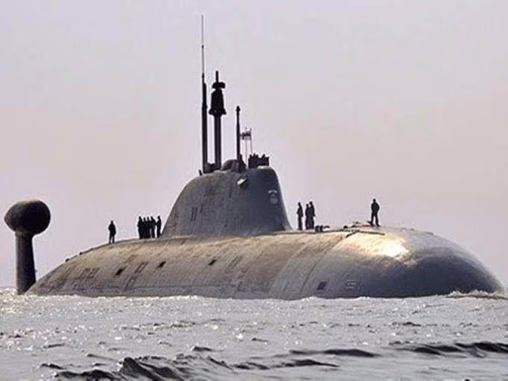 Trước đó vào năm 1988, Ấn Độ nhận từ Liên Xô chiếc K-43 Chakra I thuộc Dự án 670 Skat theo hợp đồng cho thuê với thời hạn 3 năm. Sau khi đáo hạn, thương vụ không được gia hạn do New Delhi gặp phải áp lực lớn từ Washington.