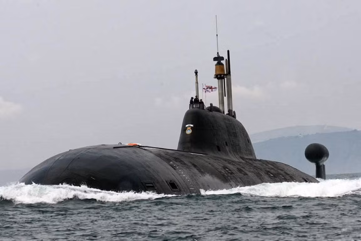 Theo thông tin mới nhất từ báo chí Ấn Độ, tàu ngầm Chakra II do các thủy thủ nước này điều khiển hiện đang di chuyển về phía cảng Vladivostok để bàn giao lại cho Nga, nó được hộ tống bởi một tàu chiến.