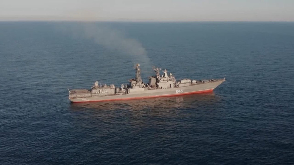 Để chống tàu địch, có sự bổ sung tên lửa chống hạm 3M24 Uran với 8 đạn sẵn sàng phóng. Hai trực thăng chống tàu ngầm vẫn còn trên tàu. Ngoài ra các kỹ sư đã lắp đặt các hệ thống điện tử hiện đại và một tổ hợp đối kháng điện tử tối tân.