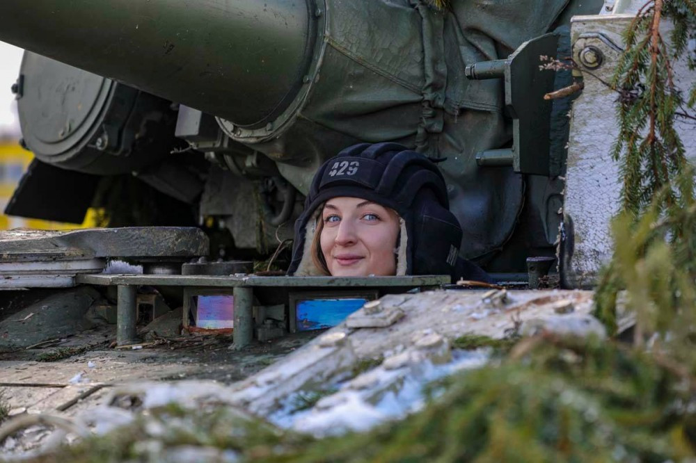 Ngoài ra, sư đoàn xe tăng cận vệ số 4 còn có biên chế 300 xe chiến đấu bộ binh BMP-2, 130 khẩu pháo tự hành bao gồm hai loại 2S3 Akatsiya và 2S19 Msta; cùng với 12 dàn pháo phản lực phóng loạt BM-21.