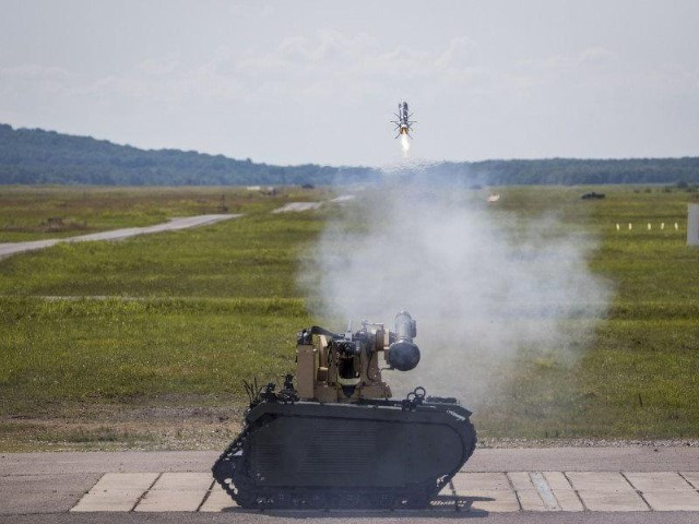 Trước đó Mỹ đã thử nghiệm thành công tên lửa FGM-148 Javelin gắn trên robot chiến đấu hạng nhẹ, tuy vậy tầm hoạt động của phương tiện này ngắn, khả năng mang vác chỉ được 1 tên lửa chống tăng.