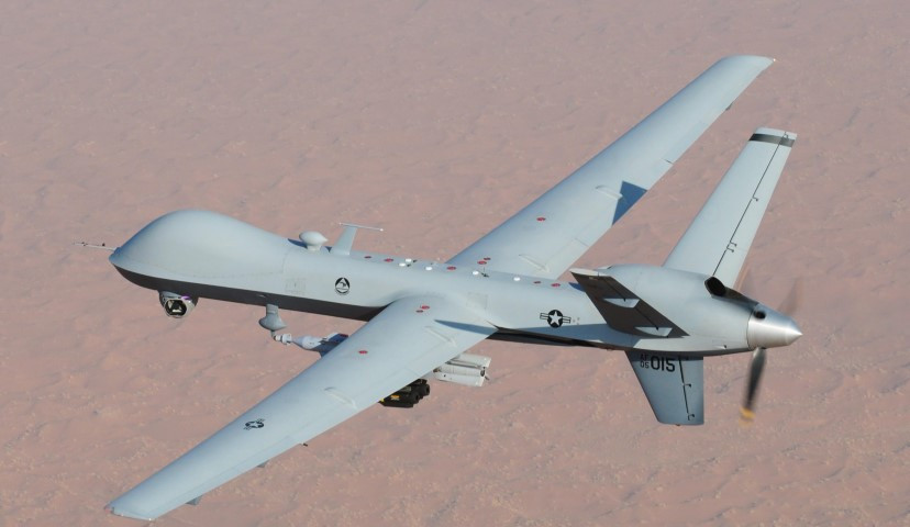 MQ-9 Reaper được điều khiển từ xa qua tín hiệu vệ tinh hoặc thông qua các trạm điều khiển mặt đất truyền thông tin nối tiếp nhau.