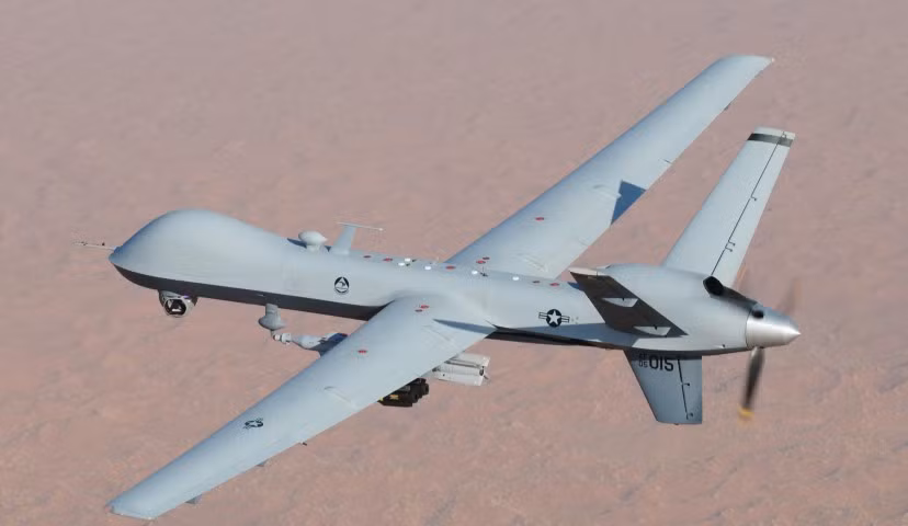 MQ-9 Reaper được điều khiển từ xa qua tín hiệu vệ tinh hoặc thông qua các trạm điều khiển mặt đất truyền thông tin nối tiếp nhau.
