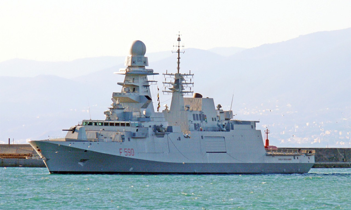 Thiết kế tàu cực kỳ thông minh, kèm theo đó là chiều dài cơ sở được kéo ra thêm 2 mét so với phiên bản do Pháp sản xuất, giúp FREMM của Italia có thể mang theo tối đa tới 2 trực thăng, kèm theo đó là nhà hangar đôi.