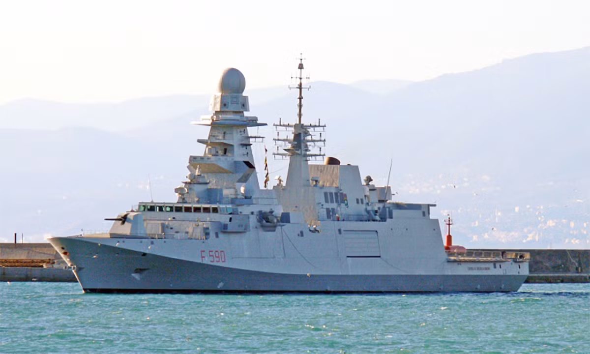 Thiết kế tàu cực kỳ thông minh, kèm theo đó là chiều dài cơ sở được kéo ra thêm 2 mét so với phiên bản do Pháp sản xuất, giúp FREMM của Italia có thể mang theo tối đa tới 2 trực thăng, kèm theo đó là nhà hangar đôi.