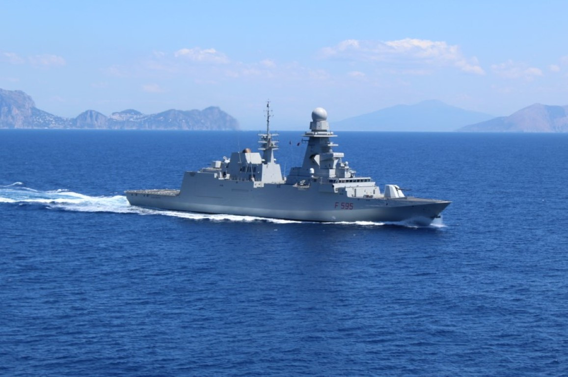 Do sử dụng hai hệ thống động cơ khác nhau, tốc độ tối đa của phiên bản FREMM do Italia sản xuất cũng cao hơn, tối đa có thể lên tới 56 km/h so với 50 km/h ở phiên bản của Pháp.