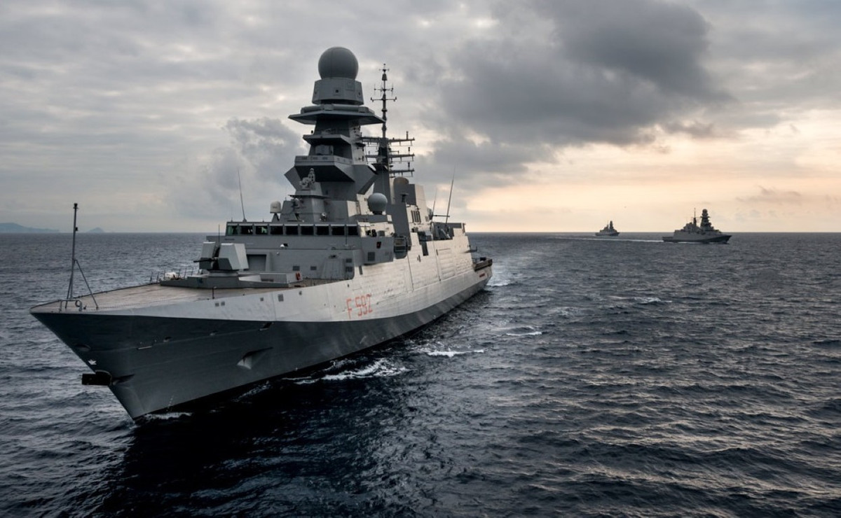 Về trang bị vũ khí, các tàu hộ vệ FREMM do Italia sản xuất có 16 giếng phóng tên lửa, tương thích với các loại tên lửa Aster 15 và Aster 30.