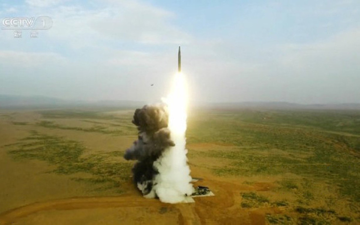 Và với năng lực của các máy bay ném bom chiến lược Trung Quốc hiện nay đang có, việc triển khai tên lửa DF-26 từ trên không vẫn là điều không tưởng. Vậy nên, Mỹ vẫn hoàn toàn có đủ khả năng để "khóa chặt" các loại vũ khí nguy hiểm này của Bắc Kinh, khi căng thẳng giữa hai nước leo thang. Nguồn ảnh: QQ.