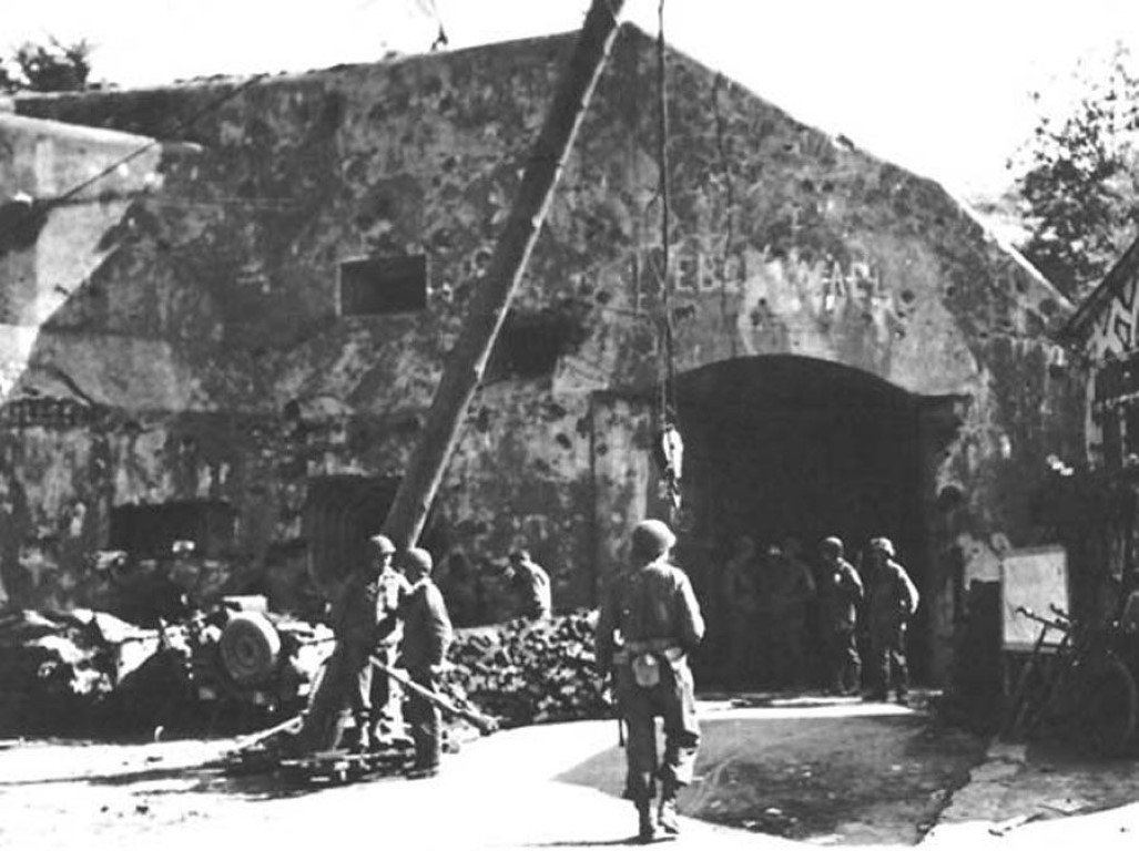 Sau khi được thả dù đúng giữa pháo đài, 85 lính Đức đã chiếm được một khu vực rộng lớn ngay trong lòng quân Đồng minh, chiến đấu tới tận ngày hôm sau khi lục quân Đức tới nơi, lính Bỉ và đồng minh nhanh chóng đầu hàng.