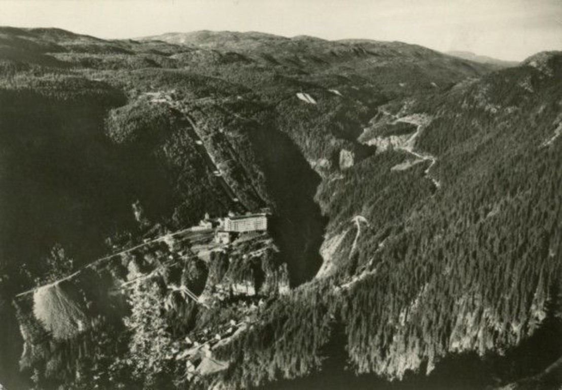 Cần phải nói thêm, vị trí hiểm yếu của nhà máy chế tạo nước nặng được Đức đặt tại Na Uy, chỉ có duy nhất một đường độc đạo đi vào, nằm sát bên khe núi và phải vượt qua rất nhiều chốt chặn trước khi có thể vào tới cổng.