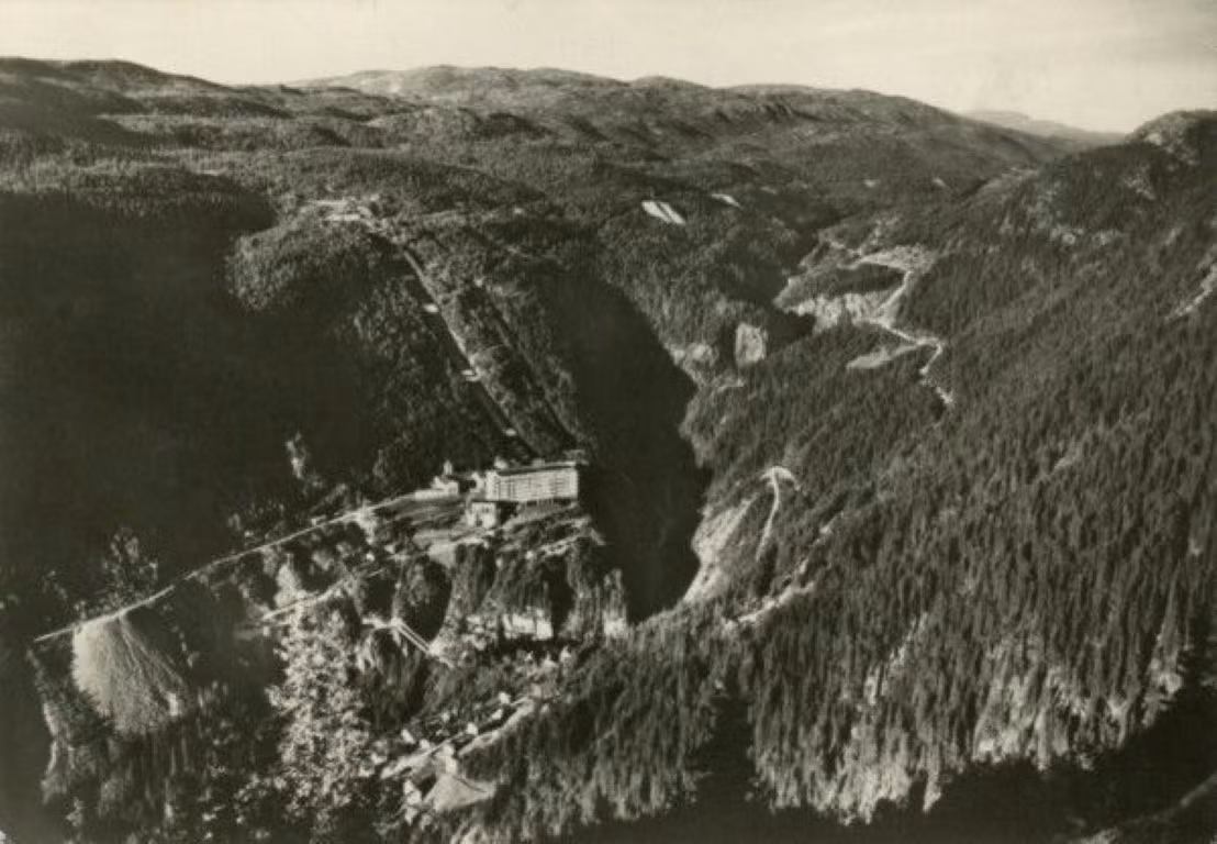 Cần phải nói thêm, vị trí hiểm yếu của nhà máy chế tạo nước nặng được Đức đặt tại Na Uy, chỉ có duy nhất một đường độc đạo đi vào, nằm sát bên khe núi và phải vượt qua rất nhiều chốt chặn trước khi có thể vào tới cổng.