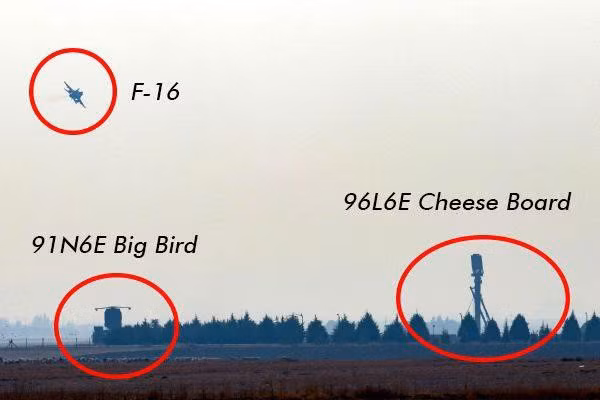 Không chỉ có vậy, Ankara còn tiết lộ radar 96L6 nhận ra tiêm kích tàng hình F-35A Lightning II của Mỹ khi nó bay trên biên giới Syria - Iraq, cách 450 - 550 km tính từ vị trí triển khai.