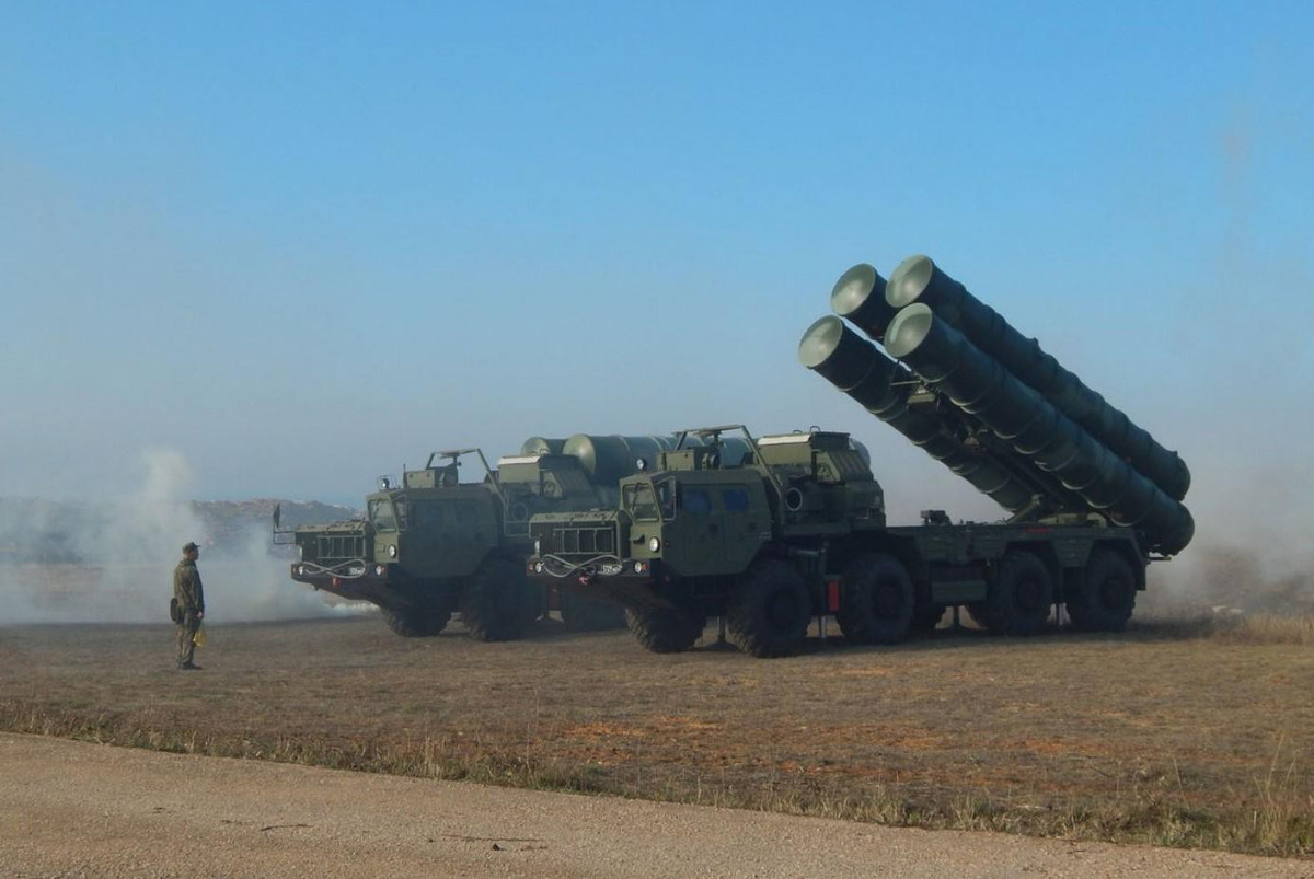 Trước đó ít lâu, cũng đài radar 96L6 thuộc tổ hợp S-400 được Nga bố trí tại căn cứ không quân Hmeimim ở tỉnh Latakia của Syria đã bắt được chiến đấu cơ F-35B thuộc biên chế Không lực Hoàng gia Anh cách xa 400 km, khi chúng bay luyện tập trên biển Địa Trung Hải.