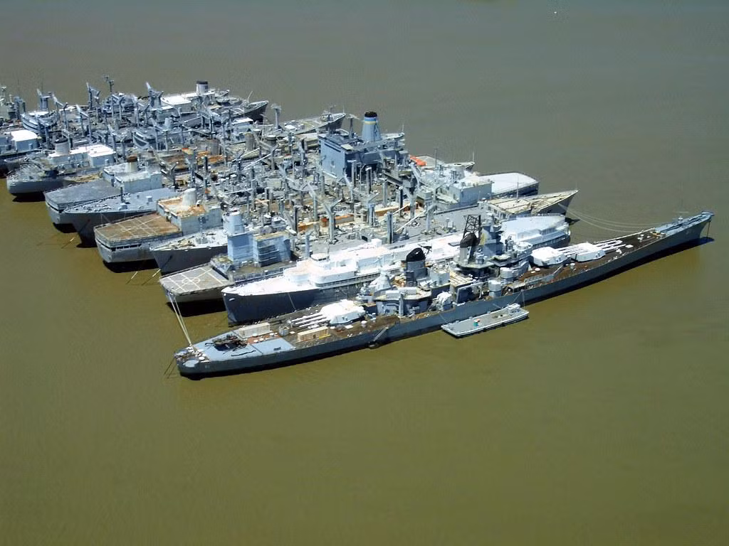 Một số con tàu đáng chú ý khác là hàng không mẫu hạm USS Kitty Hawk (CV-63) đang chờ đến lượt để xử lý. Năm 2017, tàu sân bay USS John F. Kennedy (CV-67) đã bị đình chỉ hoạt động ở Pennsylvania, họ đã cố gắng quyên góp tiền để biến nó thành viện bảo tàng, nhưng đến nay vẫn chưa thành công.