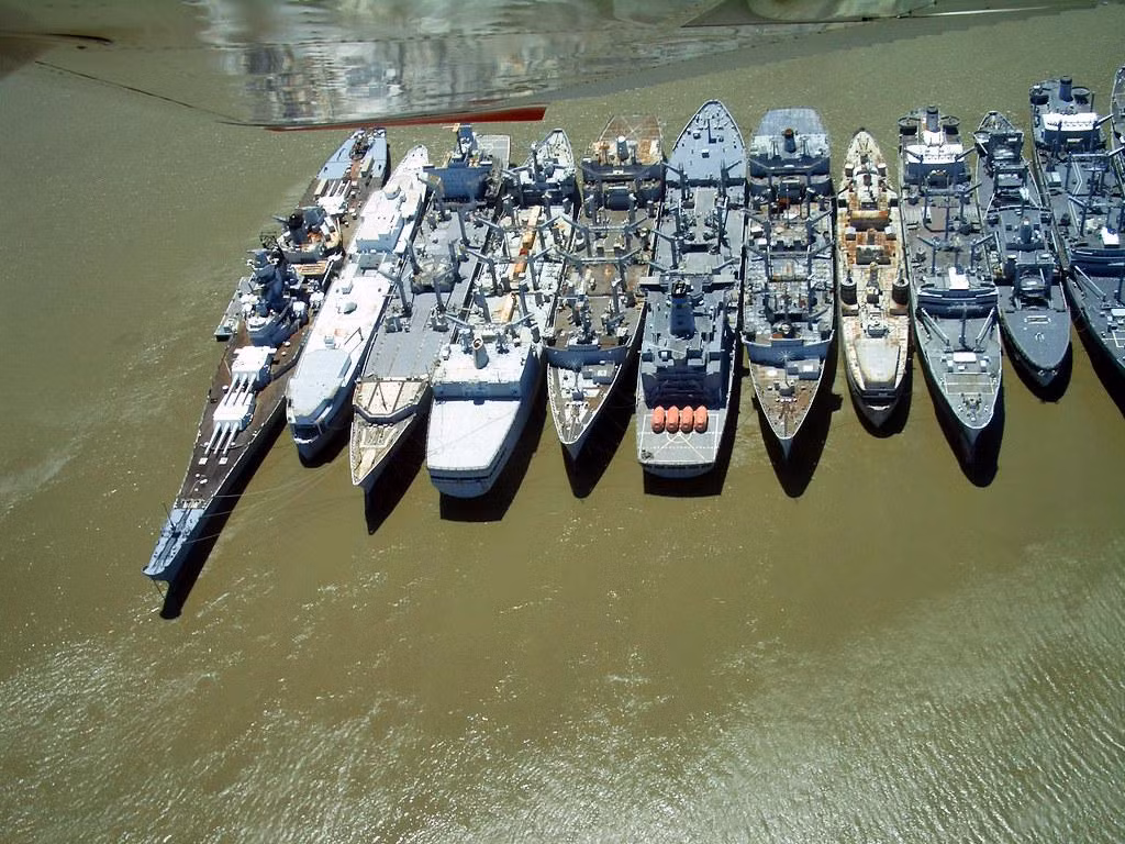 Trong hạm đội dự trữ còn có 2 tàu đổ bộ tấn công USS Tarawa (LHA-1) và USS Nassau (LHA-4), 5 tàu vận tải đổ bộ (LKA-113 - 117), 5 tàu đốc đổ bộ (LPD-7 - 13) và 1 tàu kéo cứu hộ USS Mohawk (ATF -170). Nếu cần thiết, chúng đều có thể được đưa trở lại hoạt động nhanh chóng.