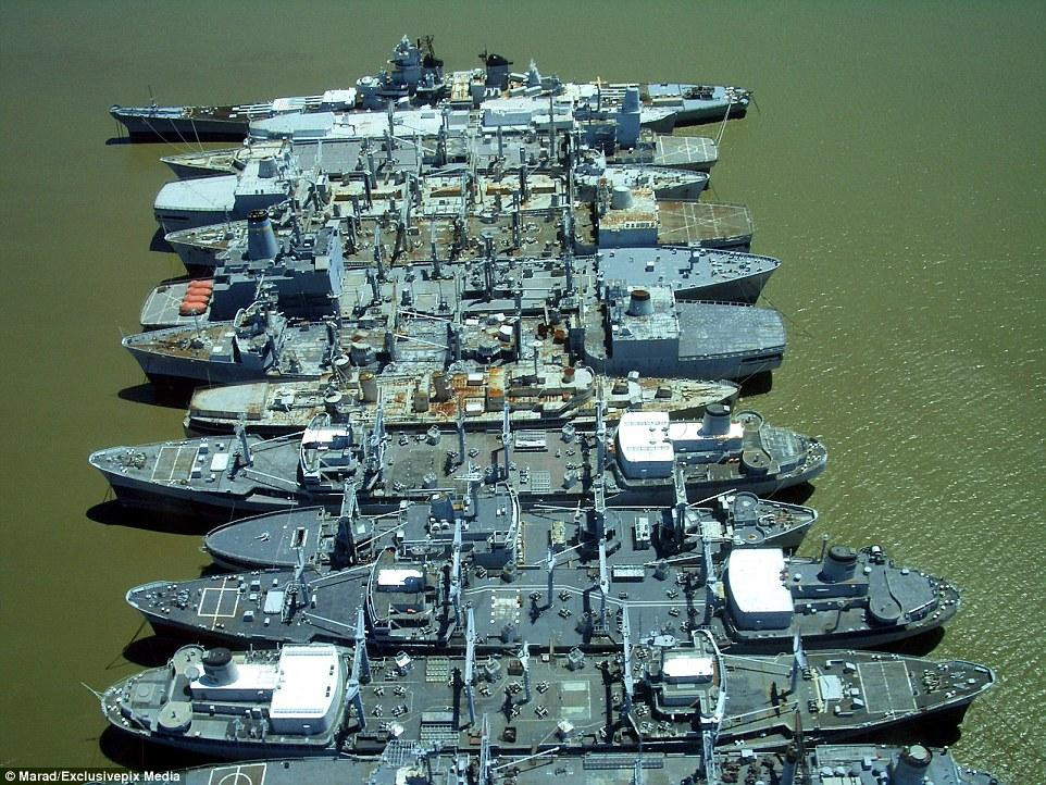 Sau khi Liên Xô tan rã, Hải quân Nga đã bán rẻ hoặc tháo dỡ rất nhiều chiến hạm lớn, để đến bây giờ họ phải loay hoay tân trang những con tàu đã hàng chục năm tuổi nhằm cố gắng hạn chế sự thiếu hụt.