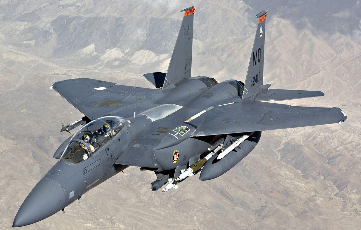 Cuộc không kích đã phá hủy nhiều cơ sở nằm tại một điểm kiểm soát biên giới thuộc quyền kiểm soát của nhóm dân quân Kataib Hezbollah và Kataib Sayyid al-Shuhada.