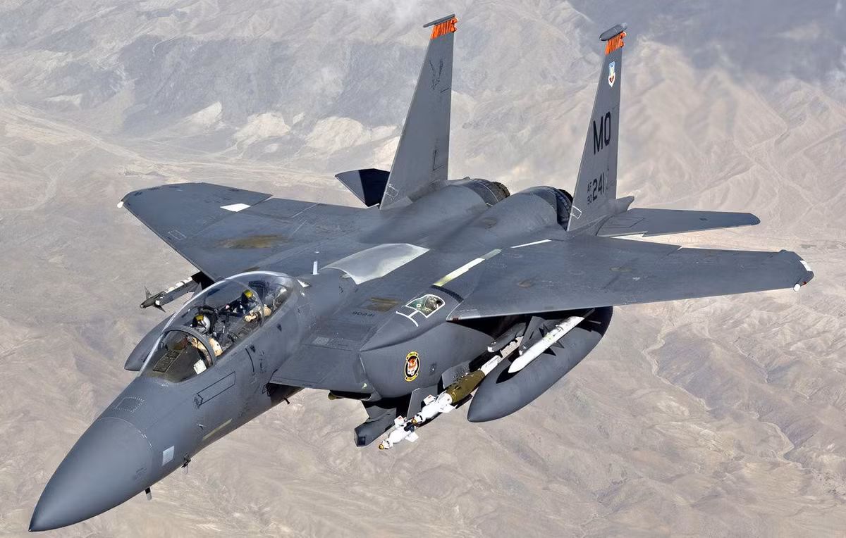 Cuộc không kích đã phá hủy nhiều cơ sở nằm tại một điểm kiểm soát biên giới thuộc quyền kiểm soát của nhóm dân quân Kataib Hezbollah và Kataib Sayyid al-Shuhada.