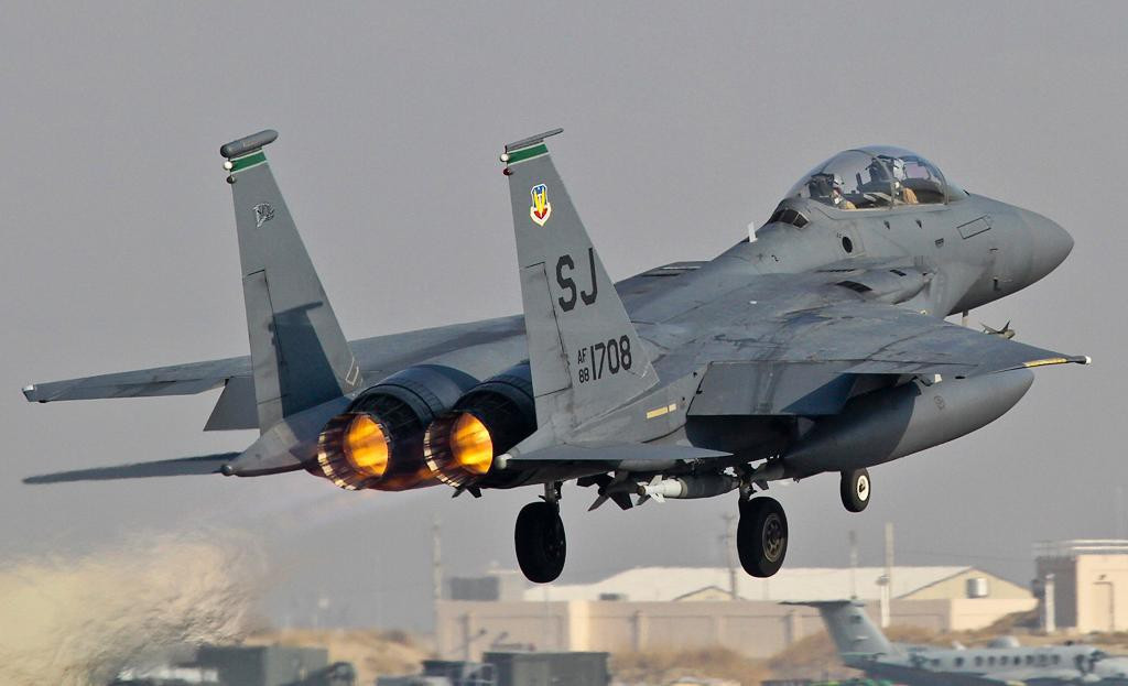 Hiện các máy bay F-15E đang có mặt trong những căn cứ quân sự của Mỹ tại nước ngoài xung quanh Syria. Khi cần thiết, chúng có thể thực hiện nhiệm vụ tấn công nhắm thẳng vào Syria.