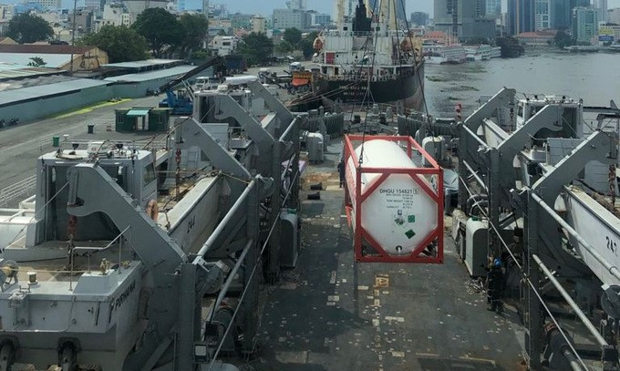 Theo thông tin mới nhất vừa được Cục báo chí thuộc Chính phủ Ấn Độ tuyên bố, tàu đổ bộ INS Airavat của hải quân nước này đã cập cảng TP.HCM hôm 30/8, mang theo 100 tấn oxy hóa lỏng.