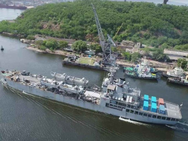 Với khả năng chuyên chở của mình và đặc biệt là mớm nước thấp, có thể ủi bãi dễ dàng ở bất cứ đâu, con tàu này thường xuyên tiếp cận sớm và kịp thời, có mặt ở những khu vực đang xảy ra khủng hoảng.